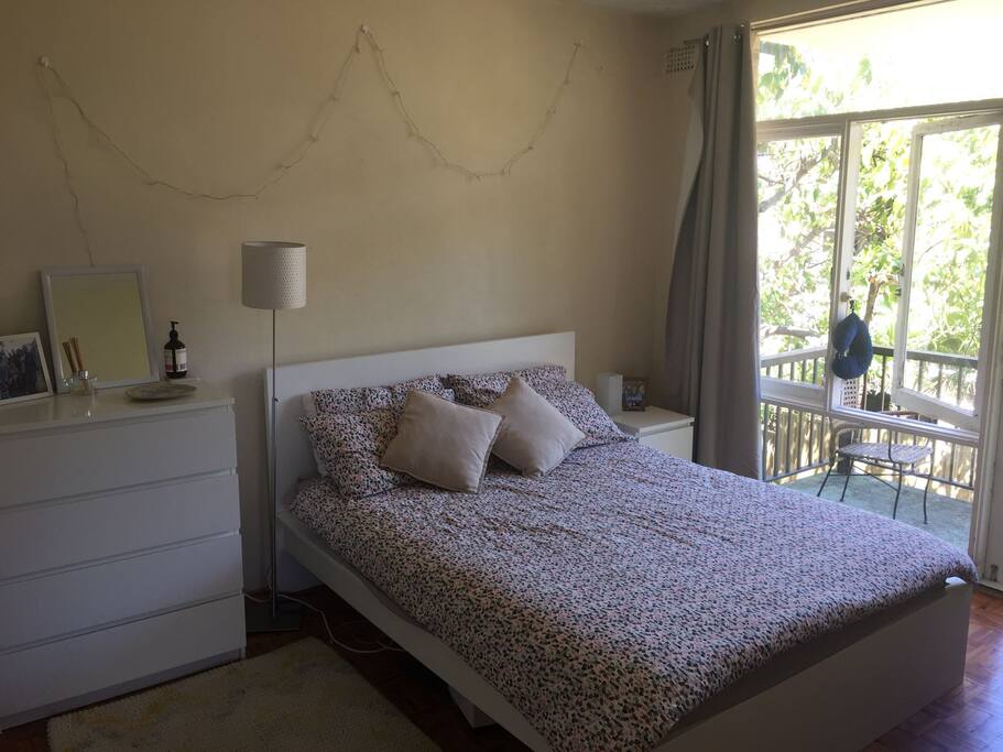 Main Bedroom with Queen sized bed and balcony view/access.