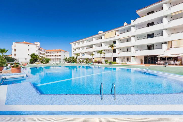 Modern and bright apartment with sea view and pool