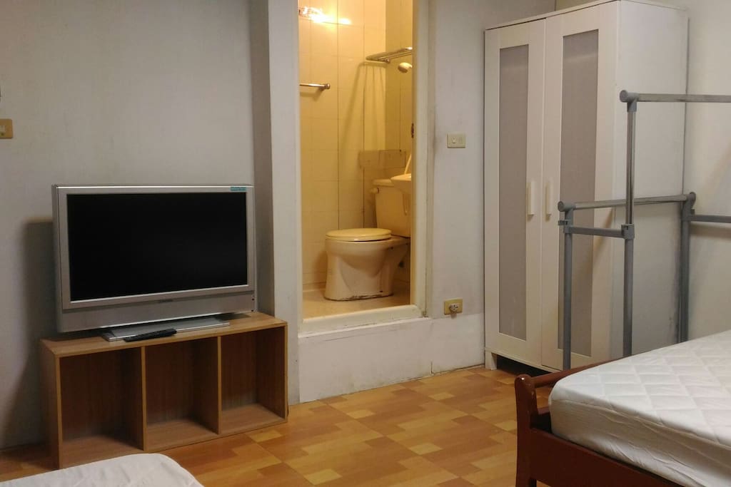 A double-bed, a single-bed, LED TV, a refrigerator and air conditioner...溫馨小提醒:我們會依住房的人數安排房型,2人入住安排一雙人床(若需多加一床或一被酌收一次性200清潔費),3人入住多1單人床
