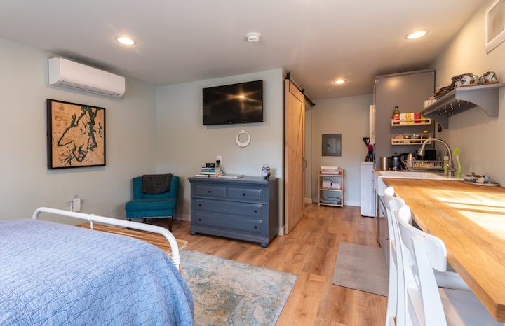 The Garage: A private cottage w/ driveway parking