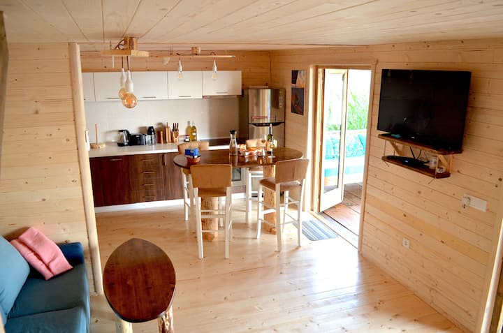 Wohnbereich mit offener Küche. Philips Smart-TV!