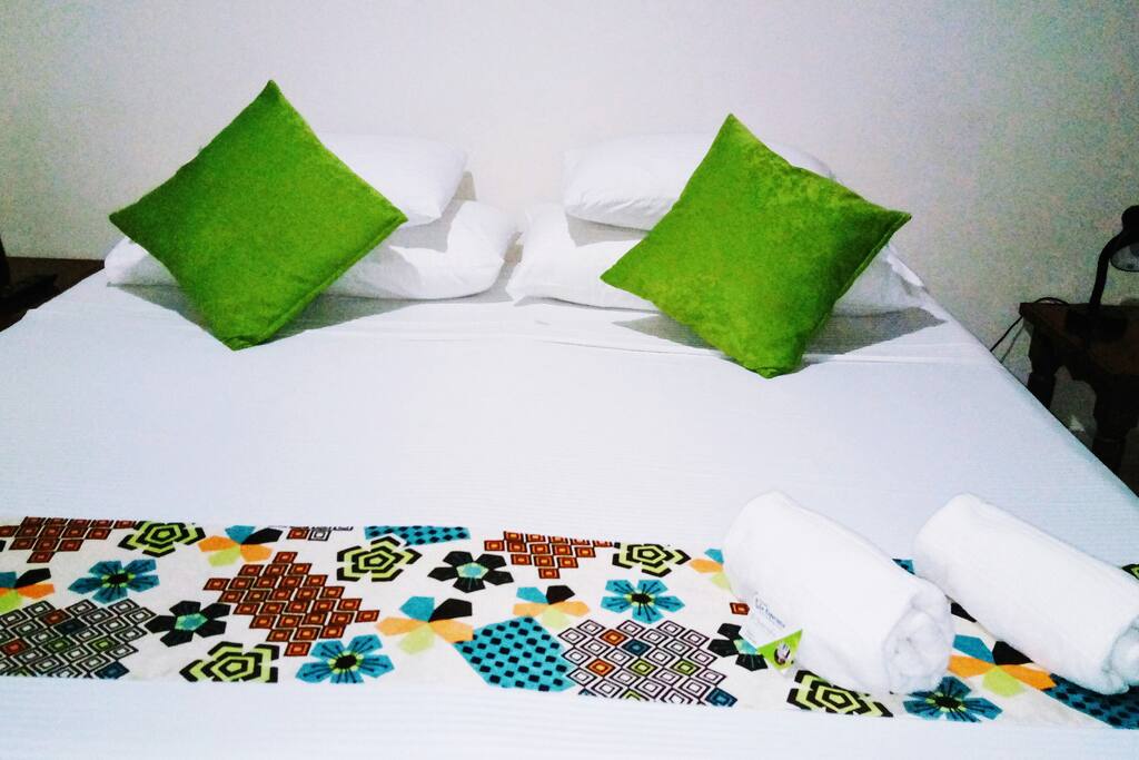 One (1) king bed.
Una (1) cama tamaño king.