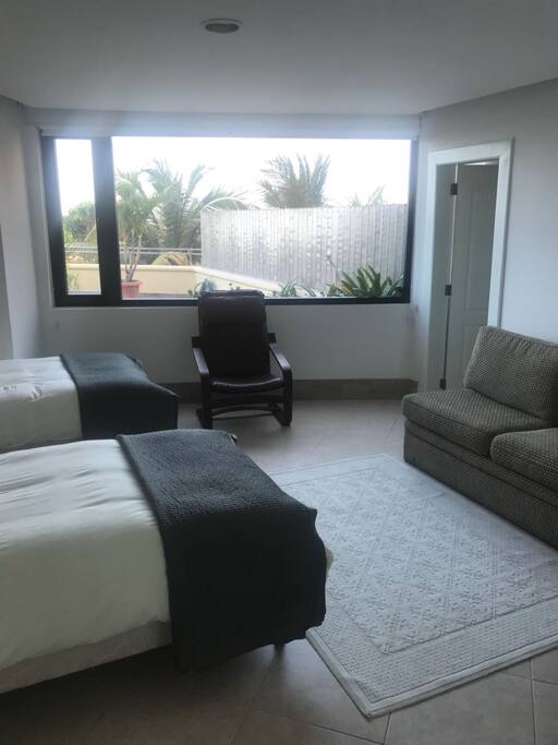 Dormitorio con sofá cama