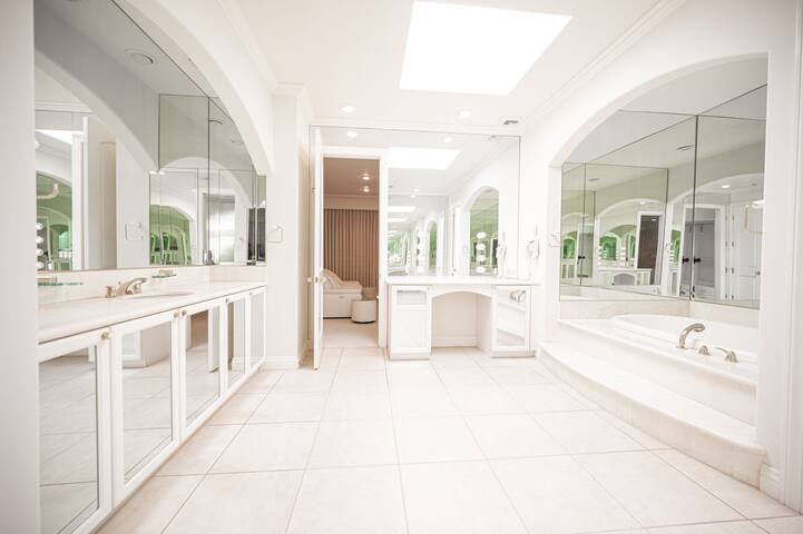 5BR Villa in guarded estate 5 mins from the strip gallery image 2