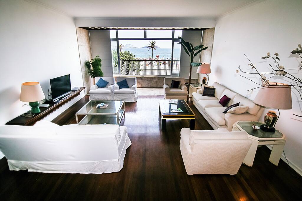 Imóvel de 4 quartos, para até 10 pessoas, com vista deslumbrante para a praia de Ipanema com 250m² bem divididos em sala, cozinha, 4 quartos, 3 banheiros e área de serviço com 2 quartos dependência de empregada, maquina de lavar roupas e 1 vaga de garagem.
