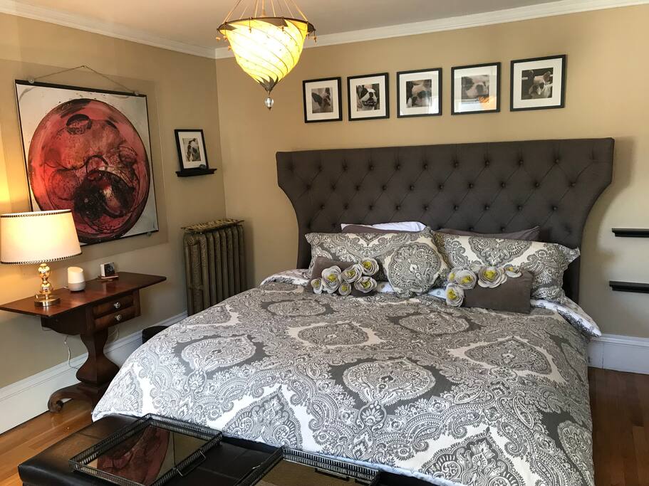 King bed. Therapedic mattress. (And photographic French bulldog shrine...)