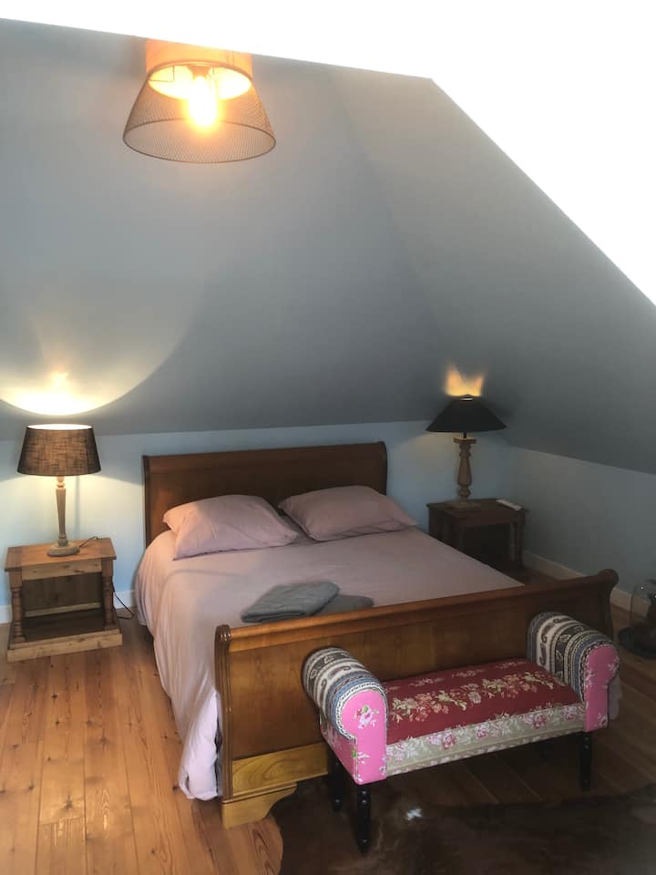 Chumba cha kulala kilicho na televisheni kwenye ghorofa ya 2 