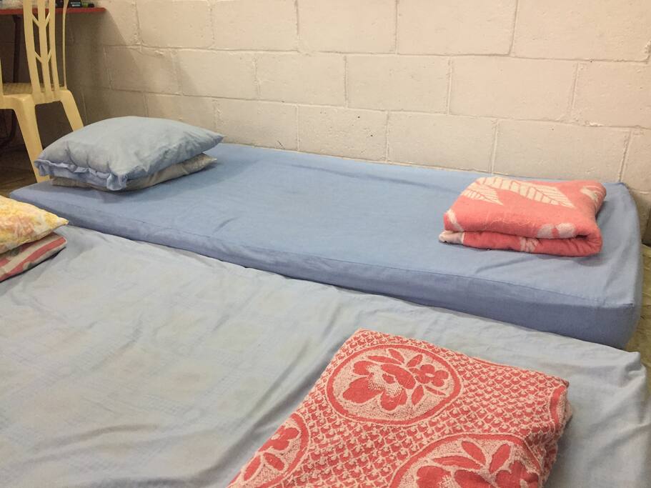 First bedroom 2 single beds