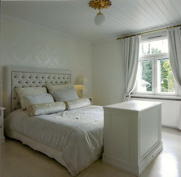 Master bedroom with king size bed and pop up tv.