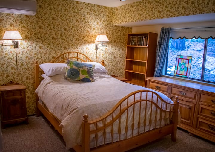 Მთავარ საძინებელში არის ცალკე სააბაზანო და უამრავი განმარტოება.