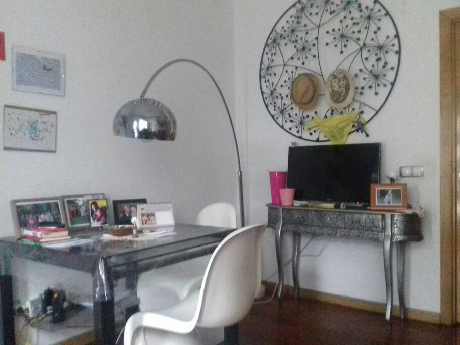 Salón, mesa de cristal para 4 personas 4 sillas, Tv de 30" con Netflix, lámpara - flexo, conexión a Internet, suelo de madera