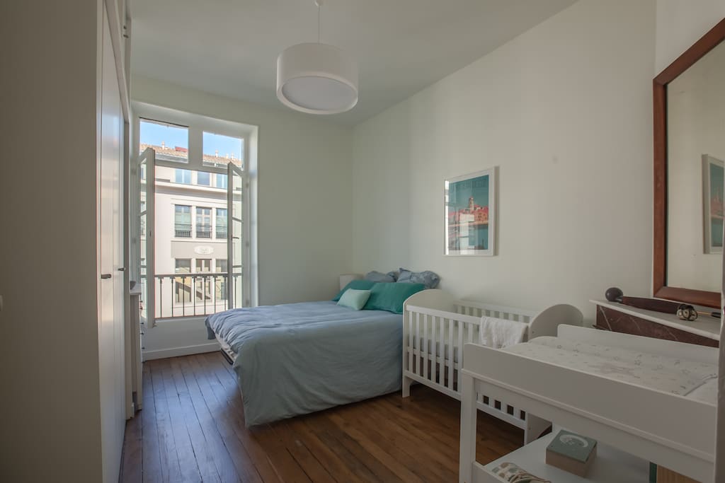 Chambre 2 avec lit bébé