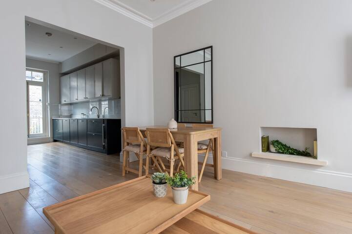 Chelsea Lovely Townhouse with AC gallery image 2