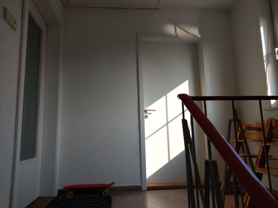 Links die Eingangstür in die Wohnung, gerade aus geht es in das 3. Schlafzimmer