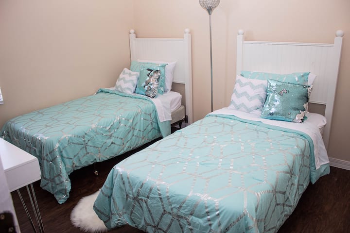 ห้องหรูหราพร้อมโต๊ะทำงาน