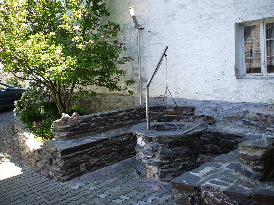 Grillplatz aus Schiefer gemauert mit Bank