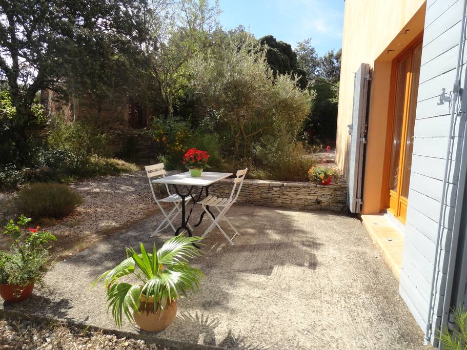 La terrasse privative devant l'entrée de la chambre. Entrée indépendante