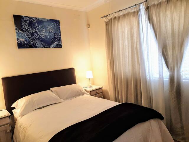 Spacious relaxing getaway -free parking & Wi-Fi gallery image 2