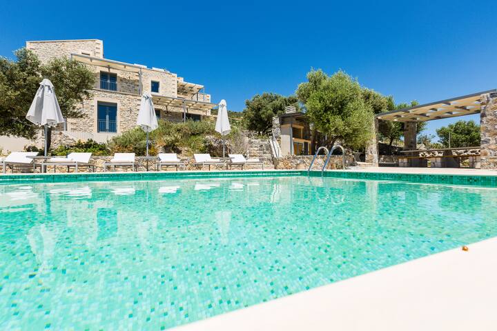 Sea views, private pool and near the beach gallery image 3