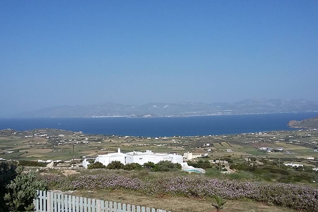 Vue magnifique de toutes les pièces sur la mer Egée et l'île de Naxos