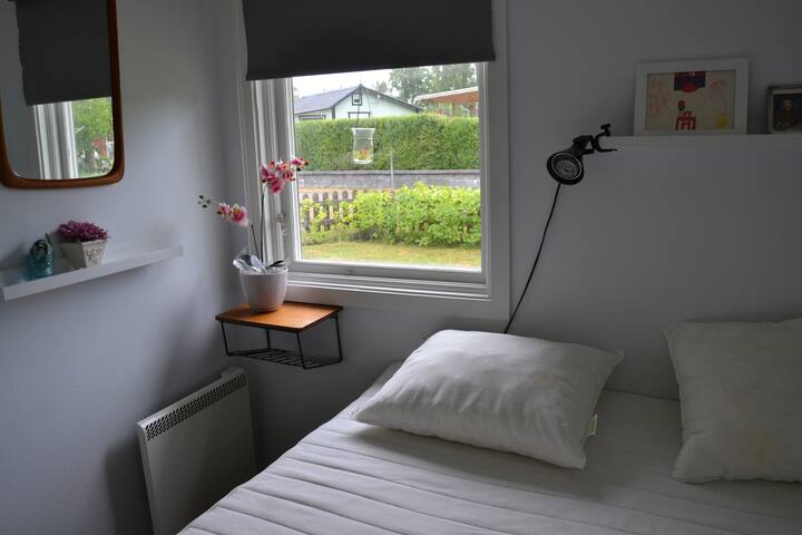 ห้องนอนพร้อมเตียงขนาด 140 ซม.