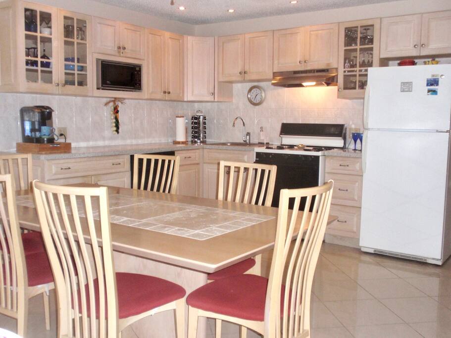 Well equipped kitchen with dishwasher.