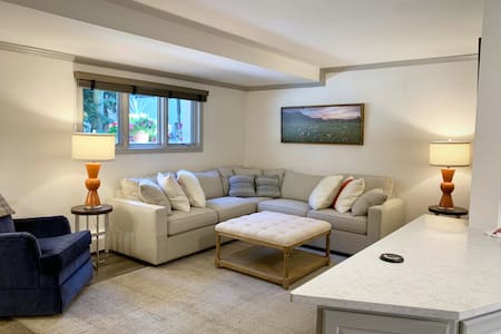 Convenience + Style! 2 Queen Beds, Walk Everywhere