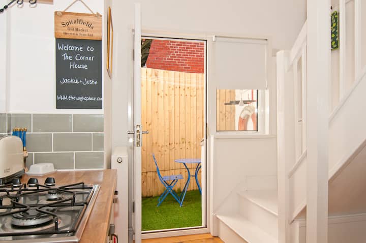 1 Bed Cottage. Couples, bath lovers and dogs