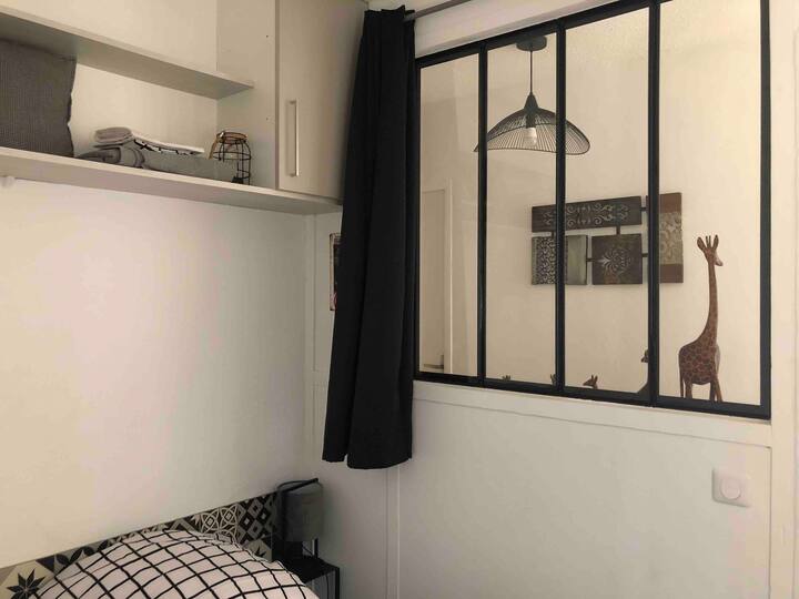 1 cama de matrimonio o 2 individuales
Cortina opaca 
Y ventana 