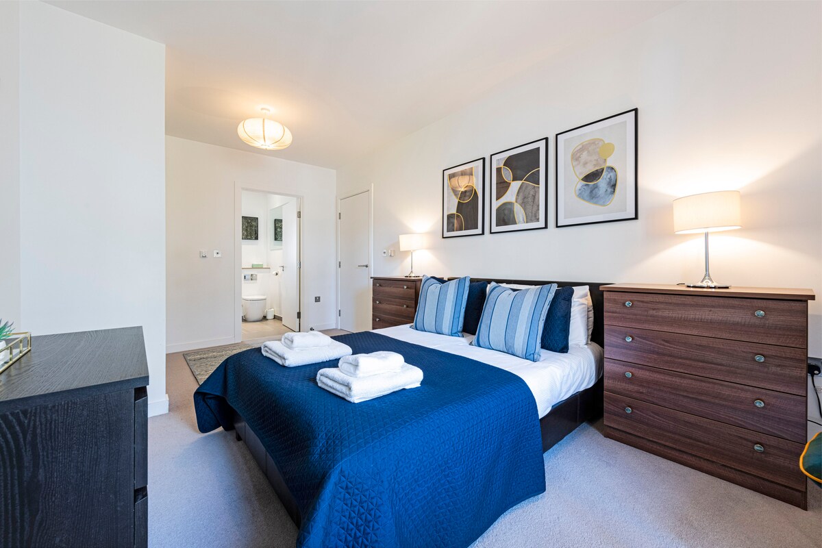 Large Bedroom 1 En-suite