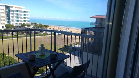 Top Airbnb: Lido Est, two-room apartment with sea view, pool and beach. a Jesolo