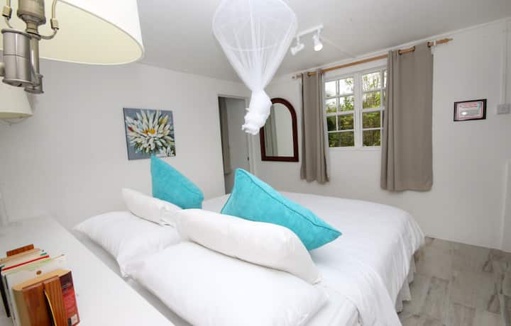 Spálňa veľkosti King na prvom poschodí s vlastnou kúpeľňou