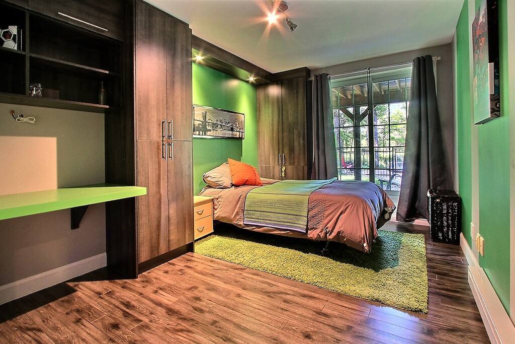 Chambre 1 - spacieuse et lumineuse avec un lit queen,table de travail et commode.
Bedroom 1 - spacious and bright with a queen size bed and a desk.