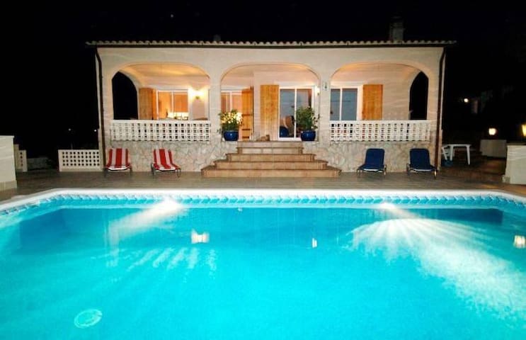 Villa & private swimming pool, 20 min from beach