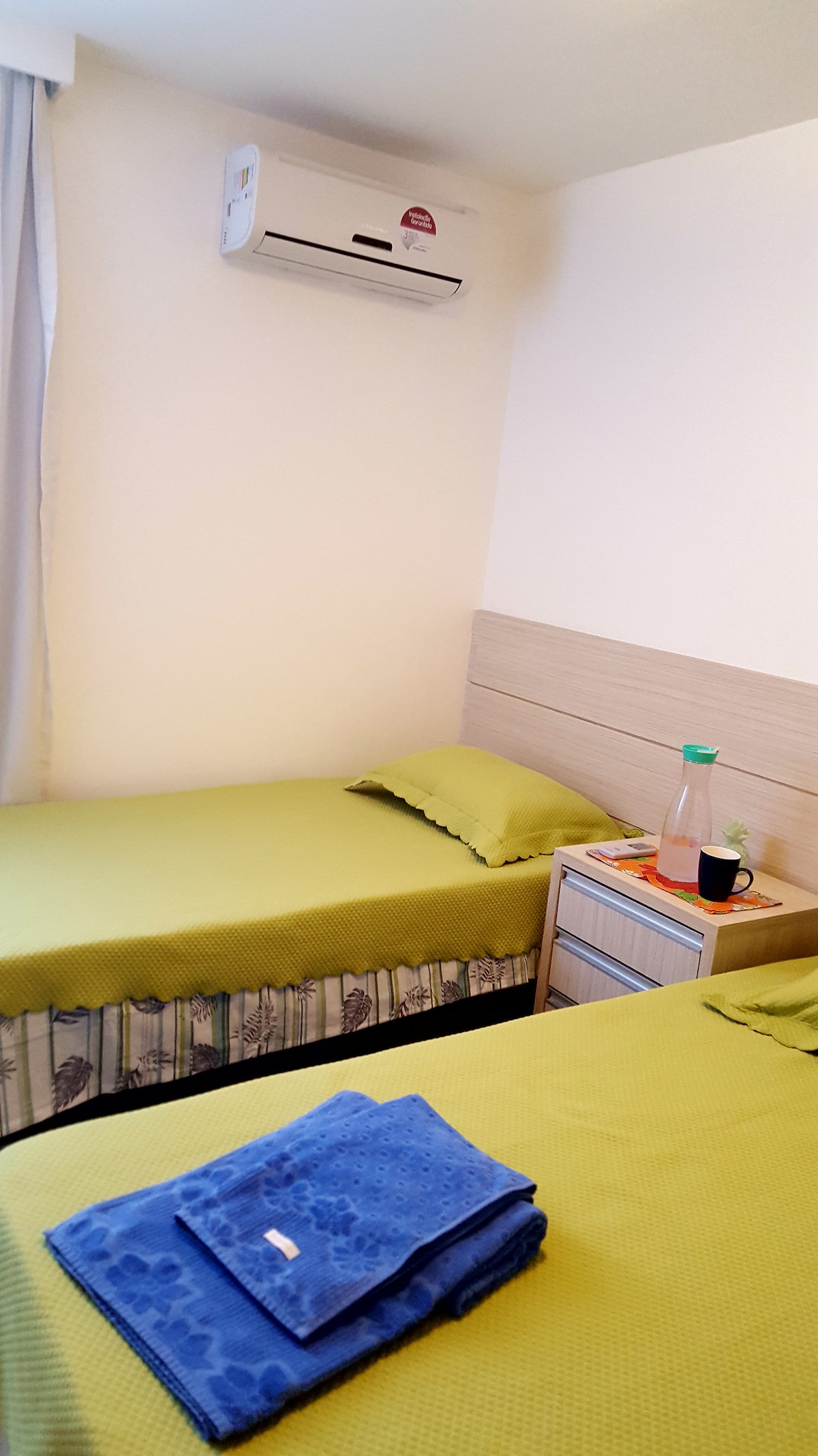 带滑梯和床头桌的双人卧室。温馨舒适的房源。