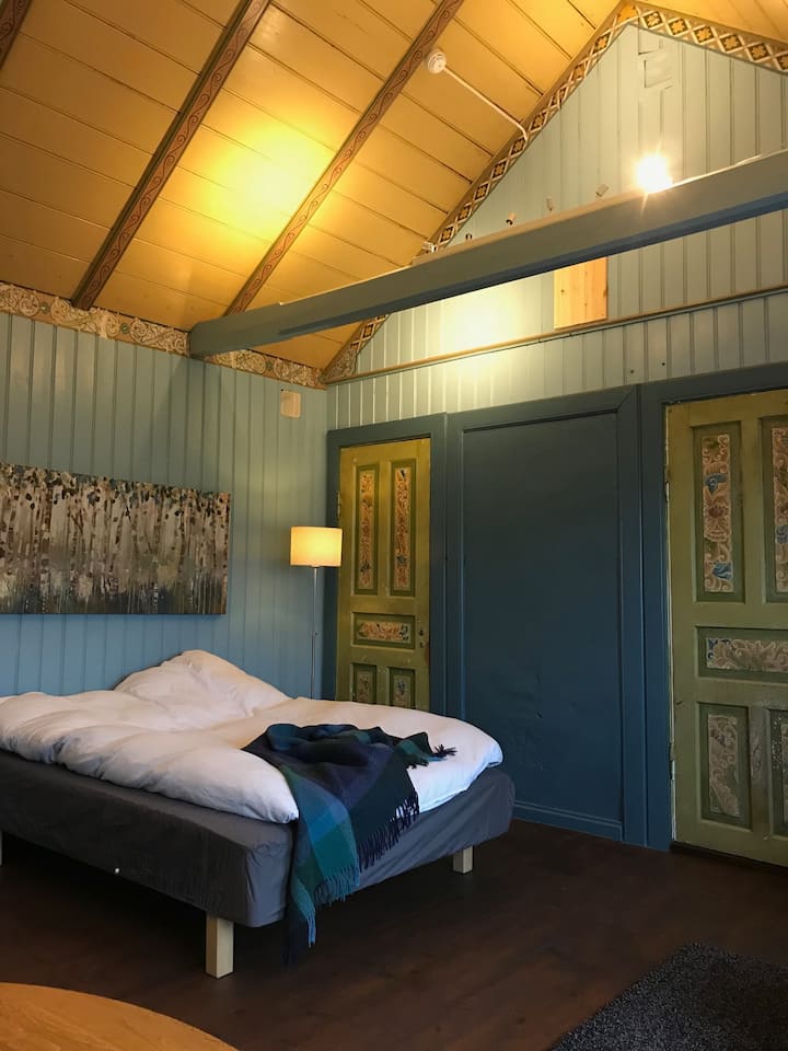 Dormitorio con decoración histórica en el techo, la pared y las puertas. Cama doble (160 * 200) Litera