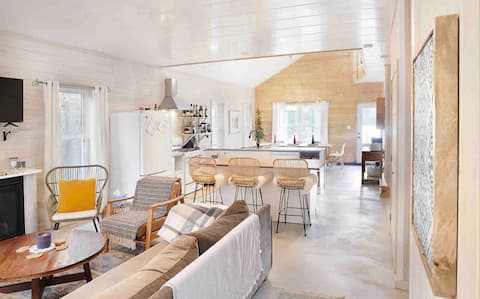 Top performing Airbnb: *NEW Tobermory Lakefront - Stuga on the Rock in Northern Bruce Peninsula