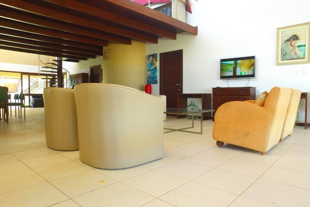 Sala de estar com TV.