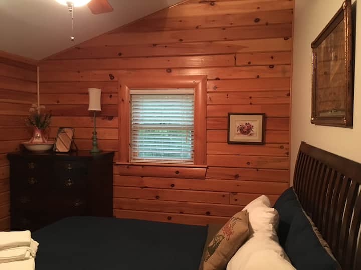 Chumba cha kulala cha 2 na Malkia - ngazi kuu