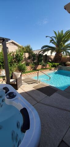 Beautiful Las Vegas home With pool and Hot tub gallery image 4