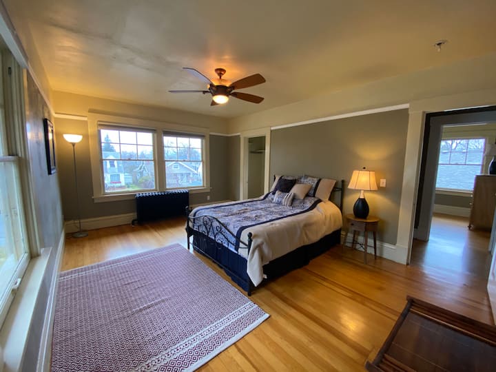 חדר שינה גדול עם שני ארונות.