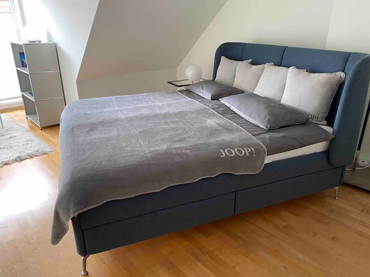 Grande chambre à l'étage avec des équipements de haute qualité et la climatisation