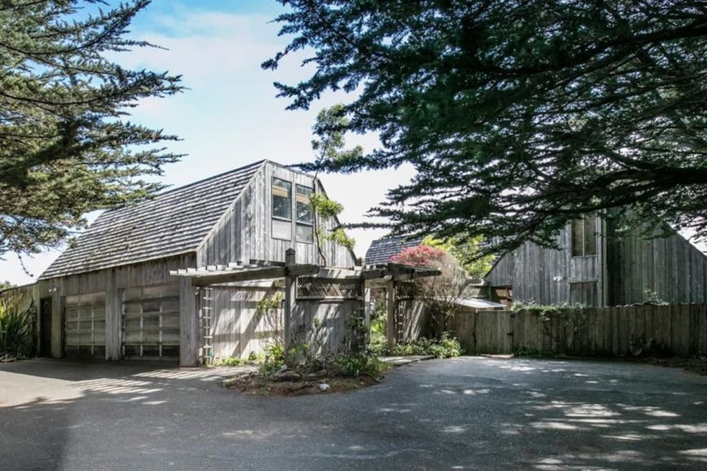 driveway, parking for guests is on the right in front of fence