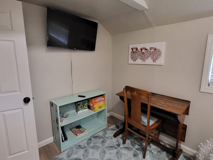 Спалня за гости - телевизор, бюро и библиотека с игри и книги