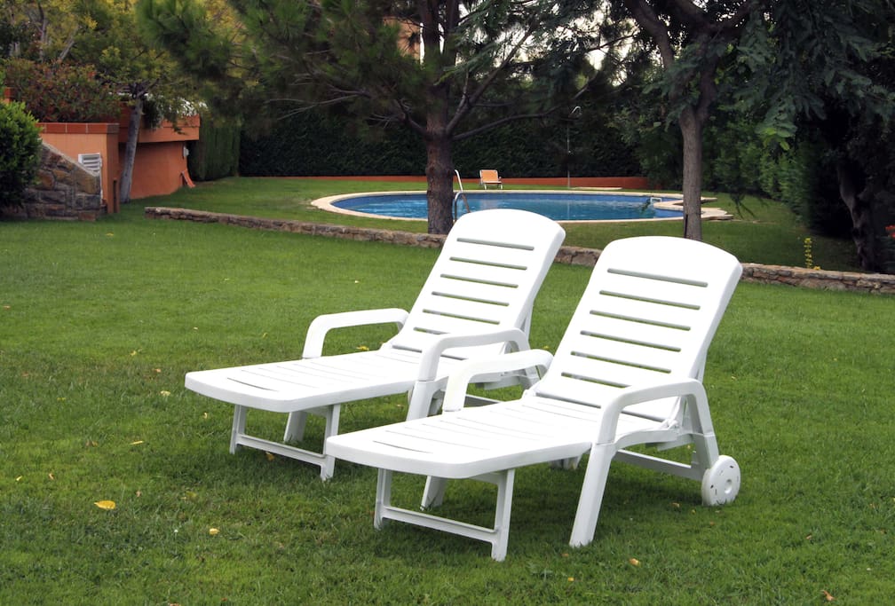 Jardin y piscina