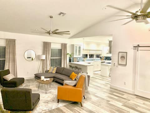 BeachHouse Getaway-5 minute walk to Nokomis Beach