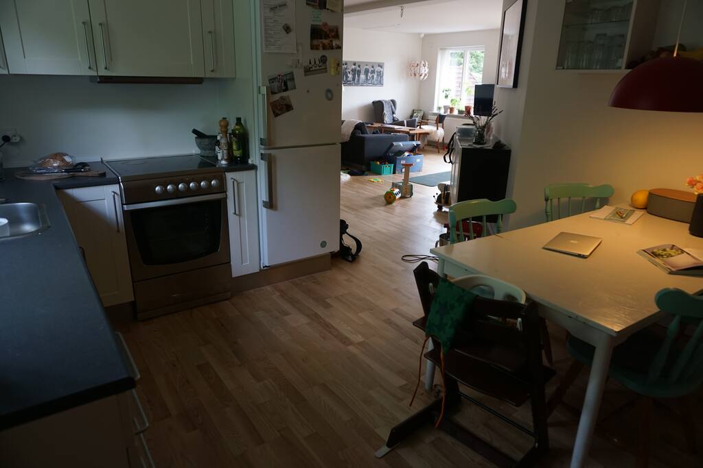 Køkken med åben adgang til stue og entre