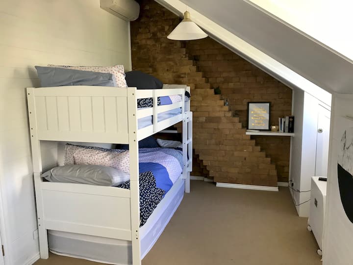 Ორსართულიანი საწოლები საძინებელში 5