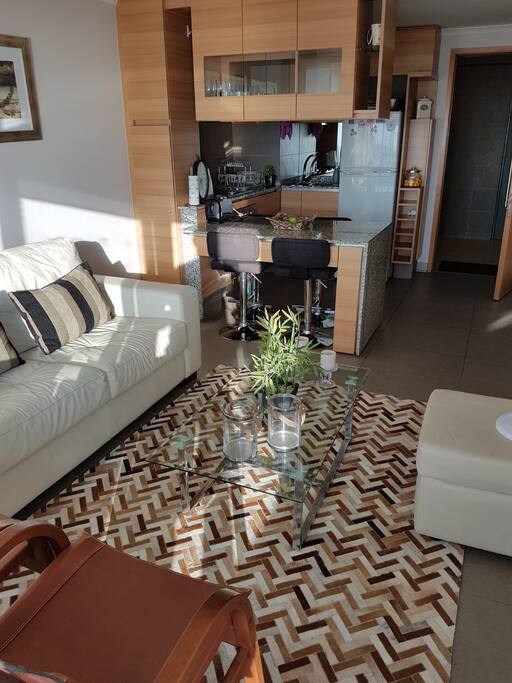 Cocina y mesa comedor con pisos para 5 personas