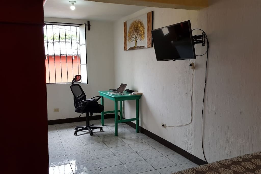 El apartamento estudio tiene un area para trabajar y 2 balcones con vista a la calle, se encuentra en un segundo nivel.